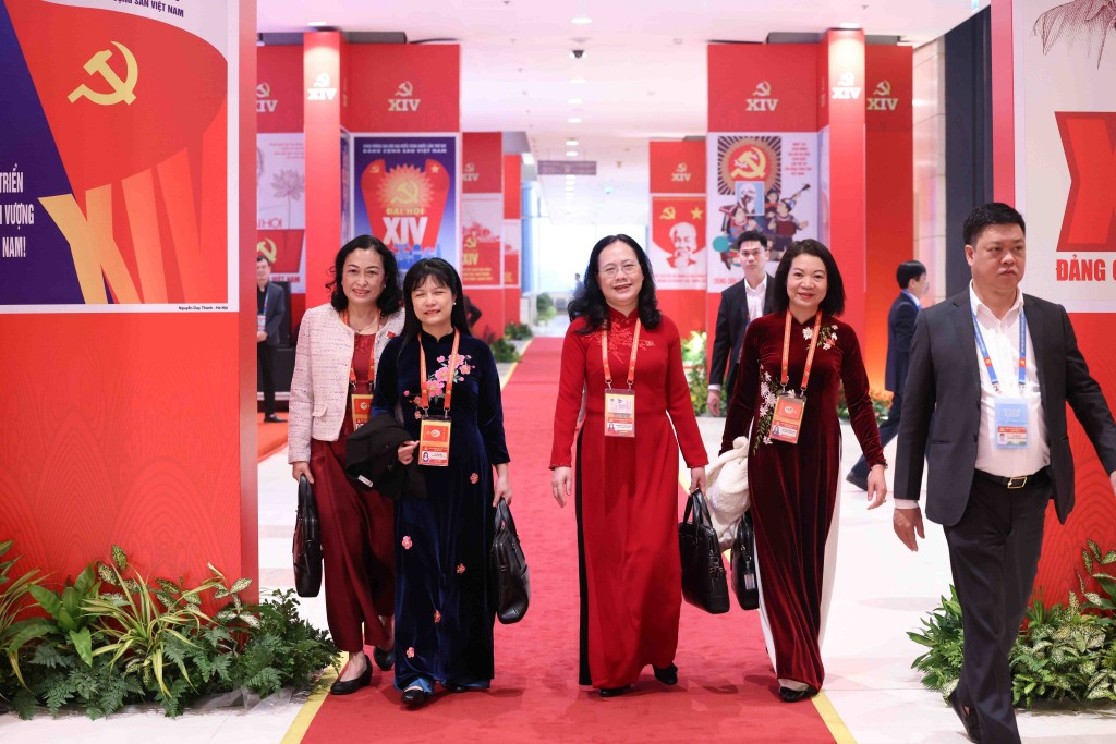 Các đại biểu đến dự phiên khai mạc Đại hội XIV của Đảng (Ảnh: TTXVN)