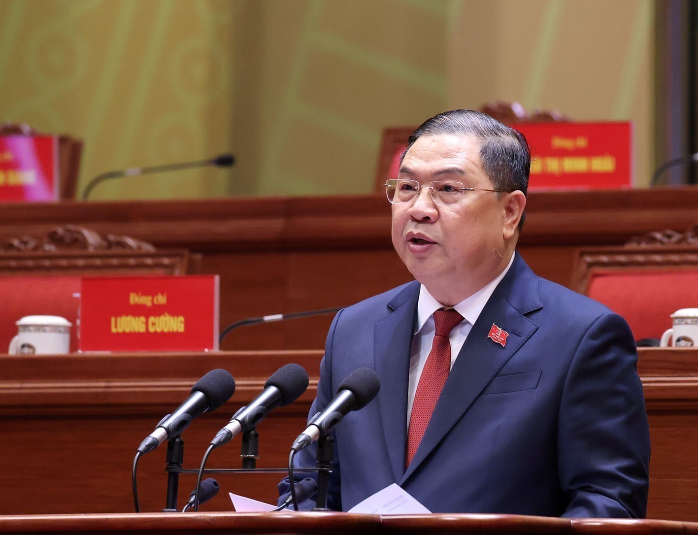 Đồng chí Phạm Gia Túc, Ủy viên Trung ương Đảng, Chánh Văn phòng Trung ương Đảng, Trưởng Đoàn Thư ký thông báo kết quả bầu Đoàn Chủ tịch, Đoàn Thư ký tại phiên họp trù bị