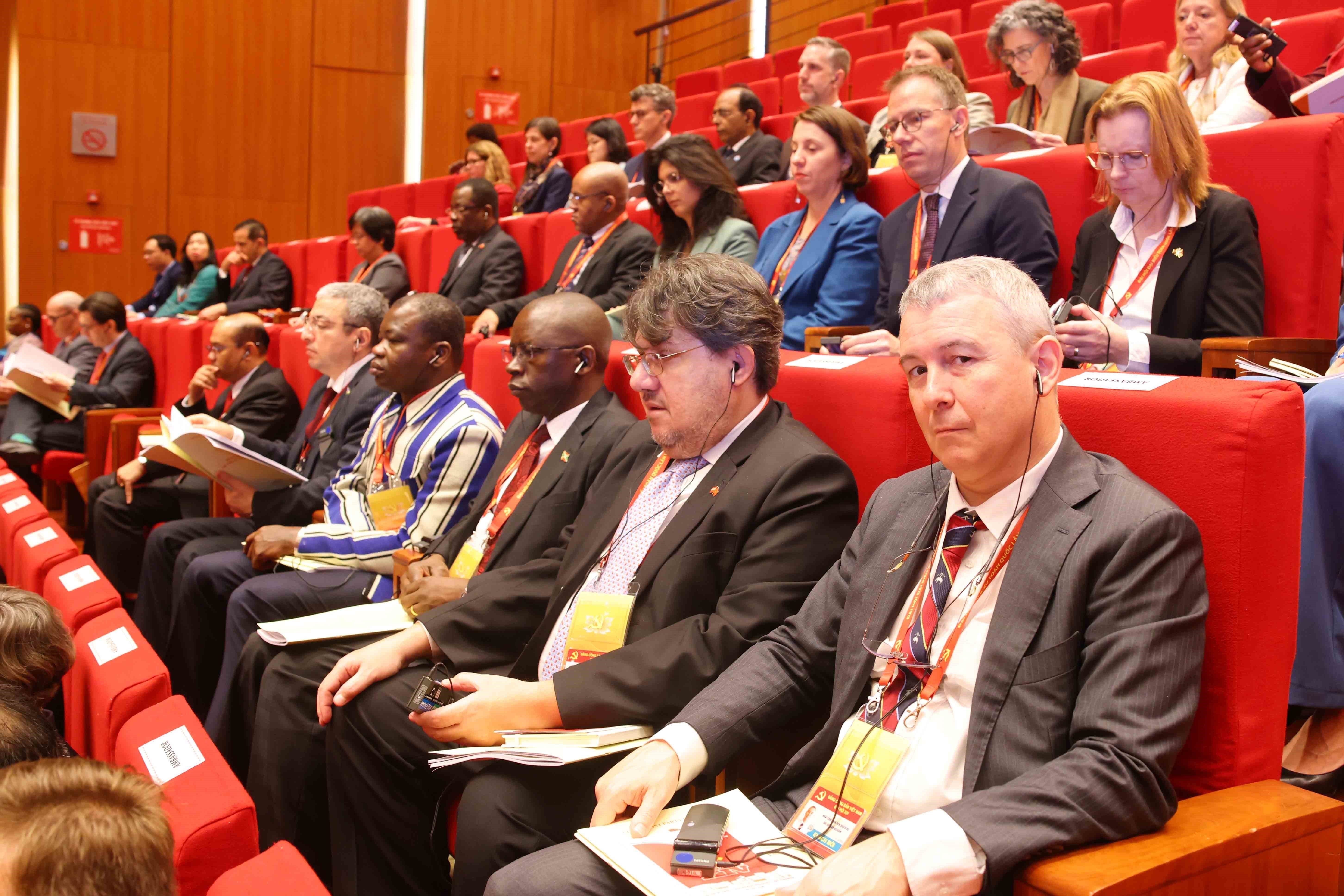 Các đại biểu quốc tế tham dự phiên Trọng thể