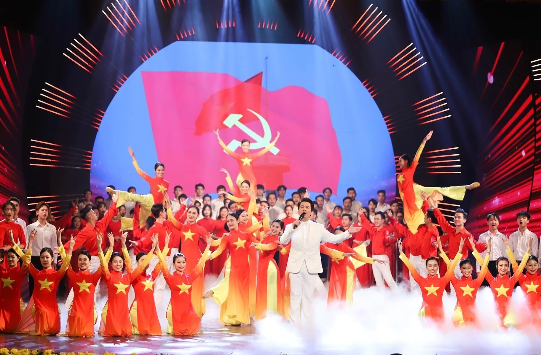 Chương trình sẽ được dàn dựng công phu, kết hợp nghệ thuật tổng hợp, công nghệ trình diễn hiện đại và các màn đồng diễn hoành tráng (Ảnh minh họa)