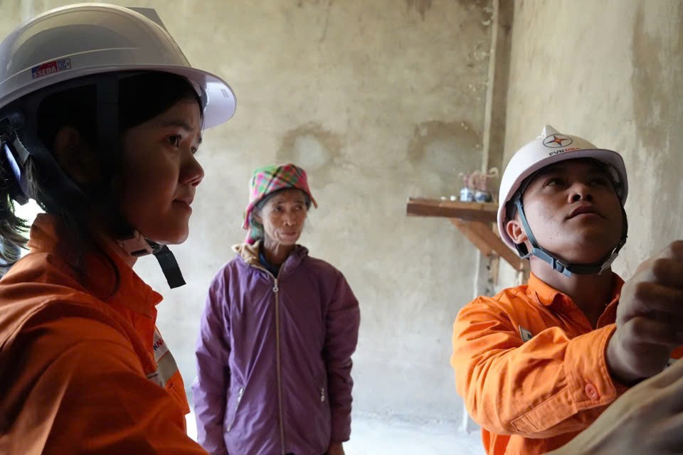 Ở ngôi nhà của bà Hoàng Thị Pèng, dây dẫn, ổ cắm, bóng đèn cũng được thay mới hoàn toàn