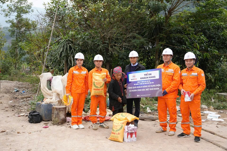 Ánh mắt bà Pham dừng lại ở những bao gạo và đống thiết bị điện đặt trước mặt