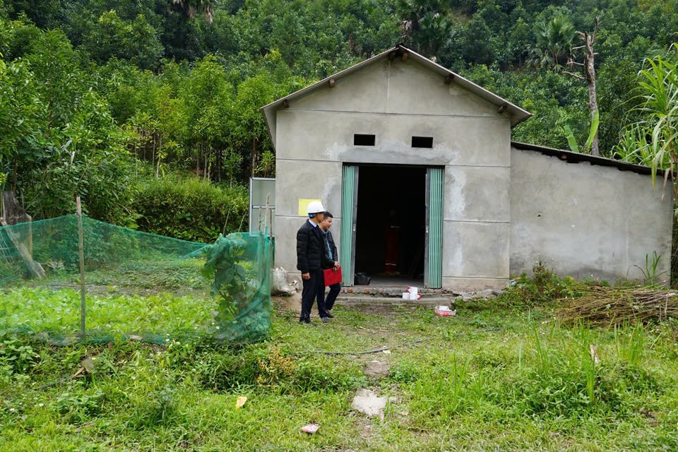 Bà Hoàng Thị Pèng (sinh năm 1956) sống một mình trong căn nhà tình nghĩa