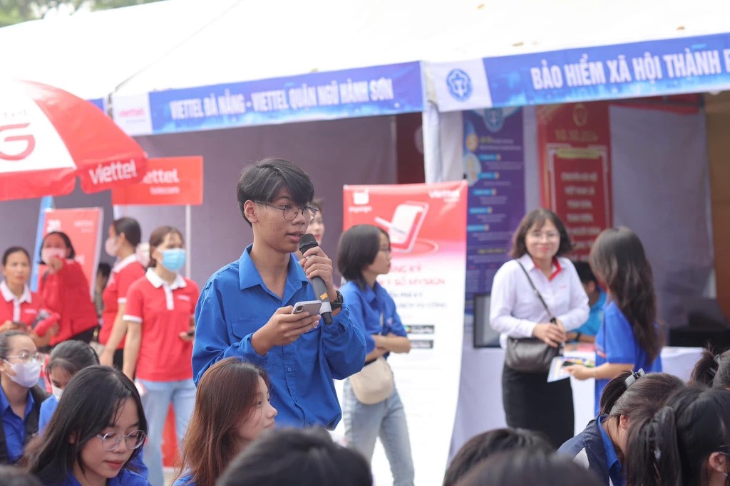 Đoàn viên, sinh viên Đà Nẵng được giải đáp những thắc mắc, định hướng về cơ hội nghề nghiệp trong lĩnh vực công nghệ thông tin (Ảnh Đ.Minh)