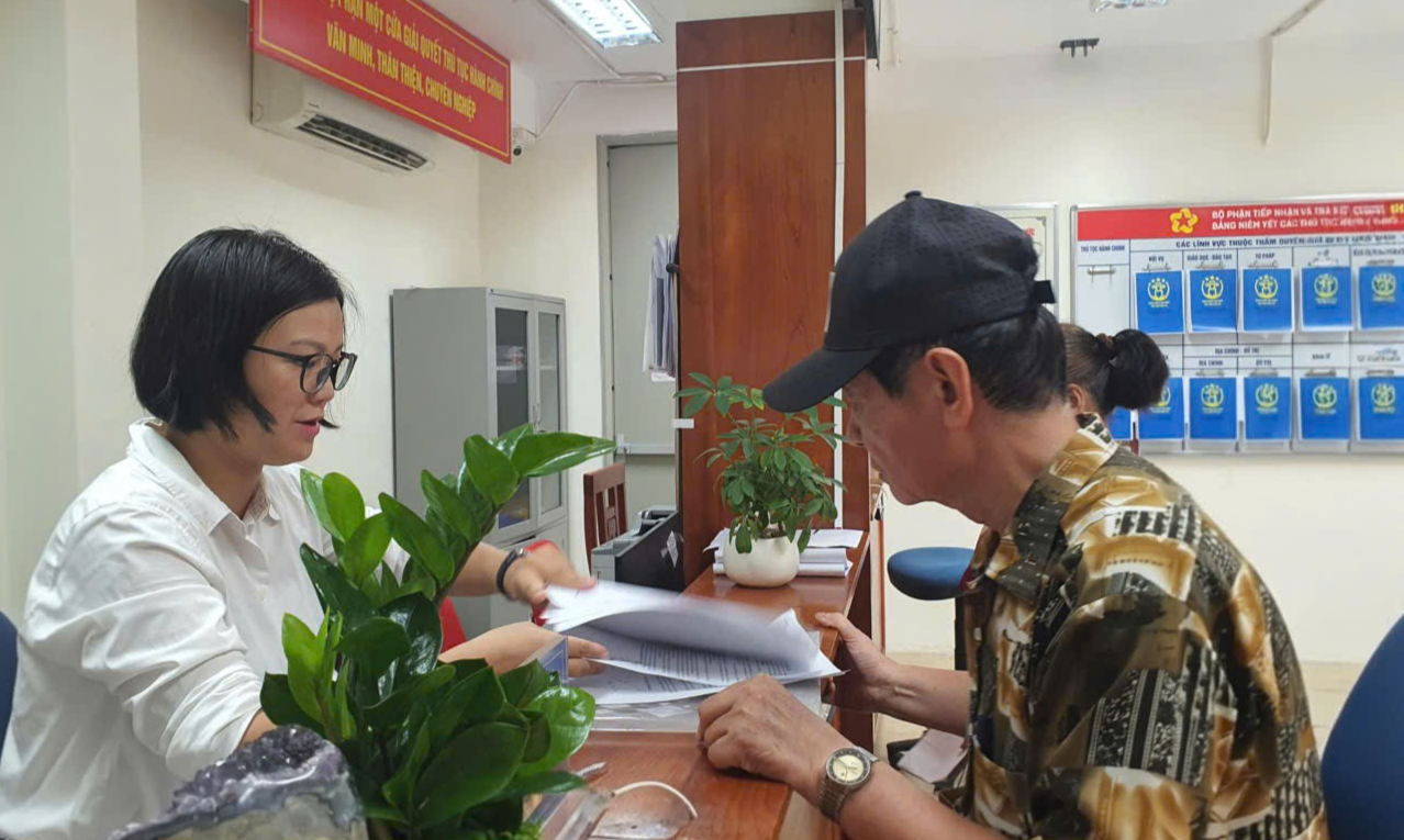 Người dân đến làm thủ tục hành chính tại phường Ba Đình, Hà Nội