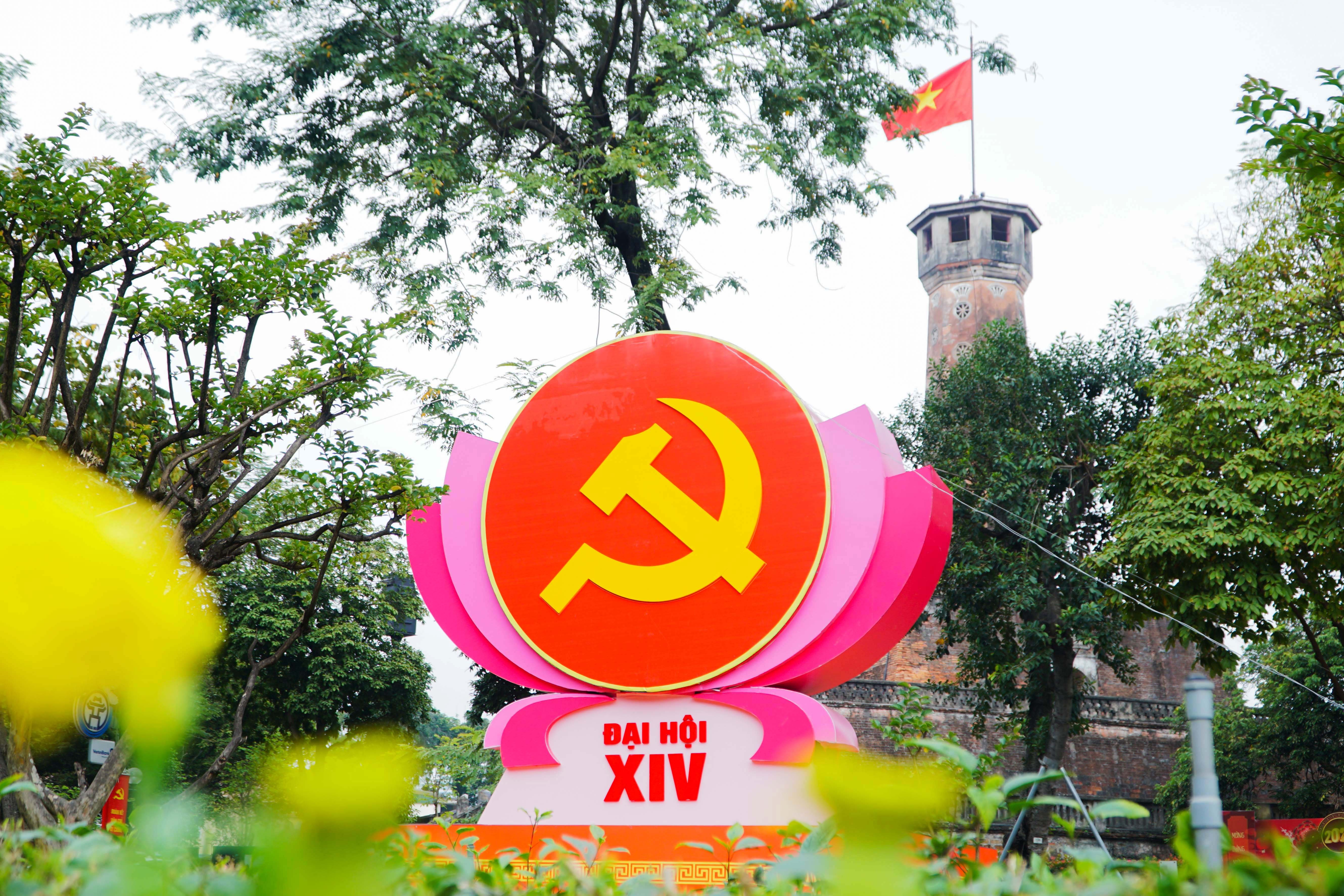 Sắc đỏ Đại hội XIV rực rỡ tại nhiều điểm thamquan ở Hà Nội