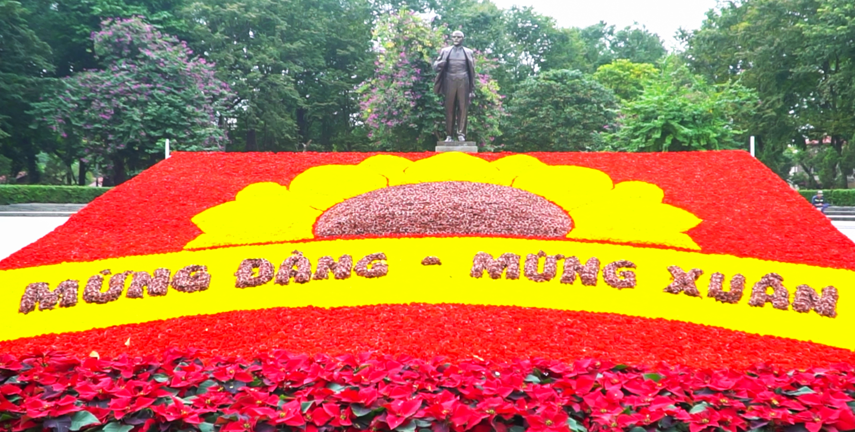 Sắc đỏ Đại hội XIV rực rỡ tại nhiều điểm thamquan ở Hà Nội