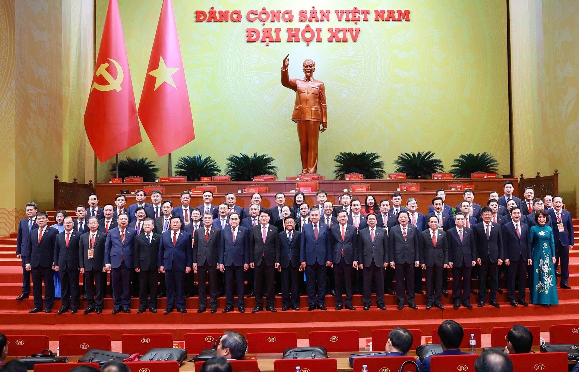 Lãnh đạo Đảng, Nhà nước chụp ảnh lưu niệm với Đoàn đại biểu Đảng bộ các cơ quan Đảng Trung ương dự Đại hội XIV của Đảng tại phiên trù bị sáng 19/1. Ảnh: TTXVN