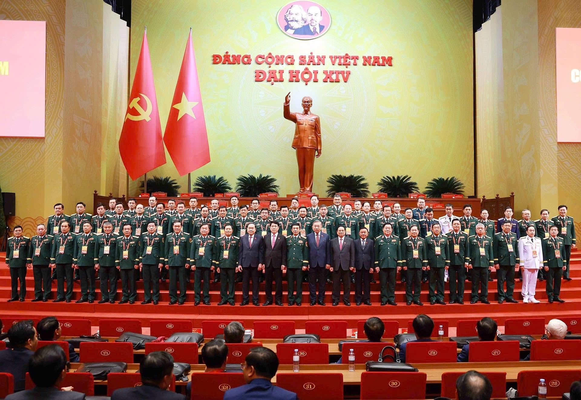 Lãnh đạo Đảng, Nhà nước chụp ảnh lưu niệm với Đoàn đại biểu Đảng bộ Quân đội dự Đại hội XIV của Đảng tại phiên trù bị sáng 19/1. Ảnh: TTXVN