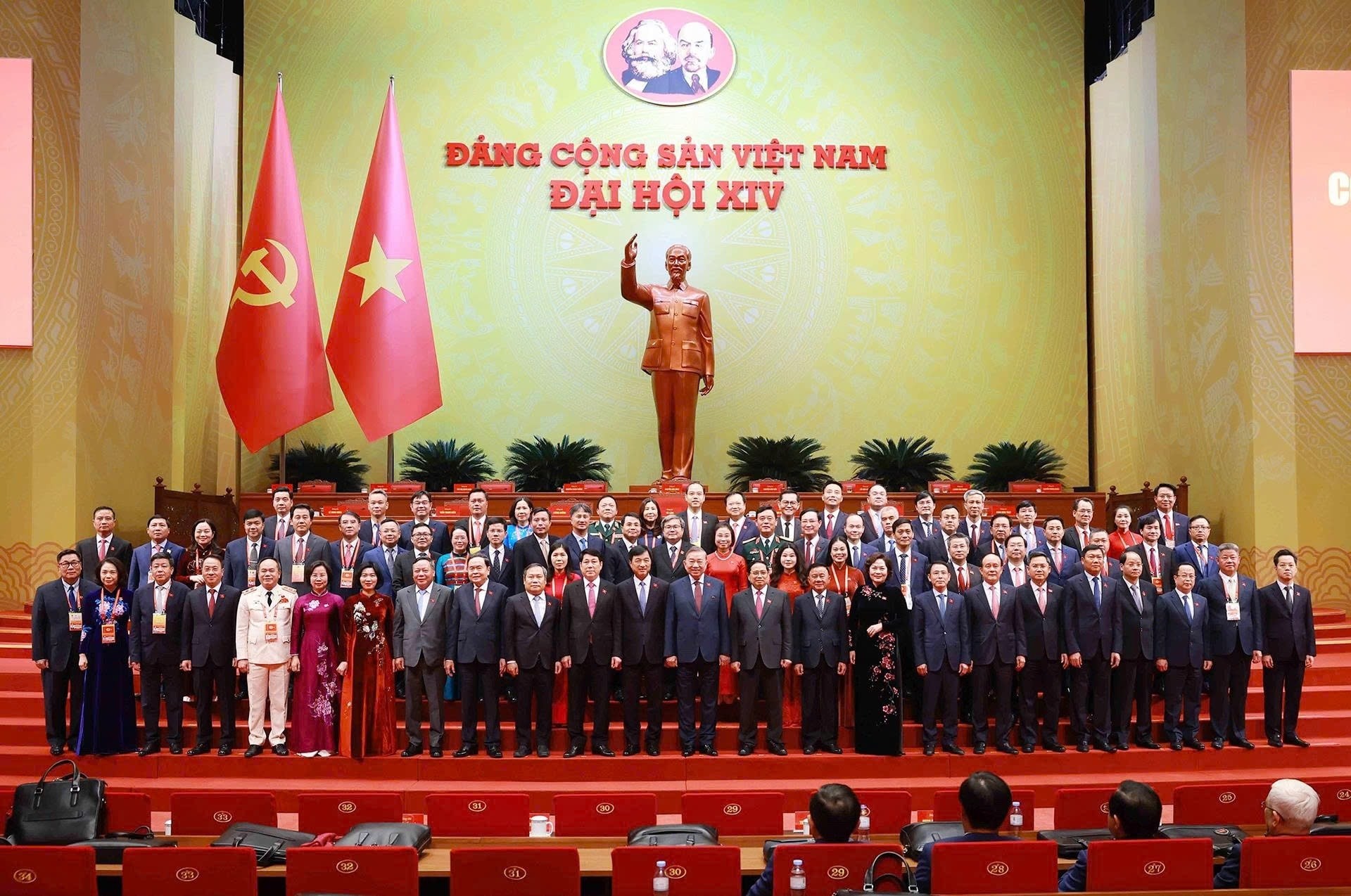 Lãnh đạo Đảng, Nhà nước chụp ảnh lưu niệm với Đoàn đại biểu Đảng bộ Thành phố Hà Nội dự Đại hội XIV của Đảng tại phiên trù bị sáng 19/1. Ảnh: TTXVN