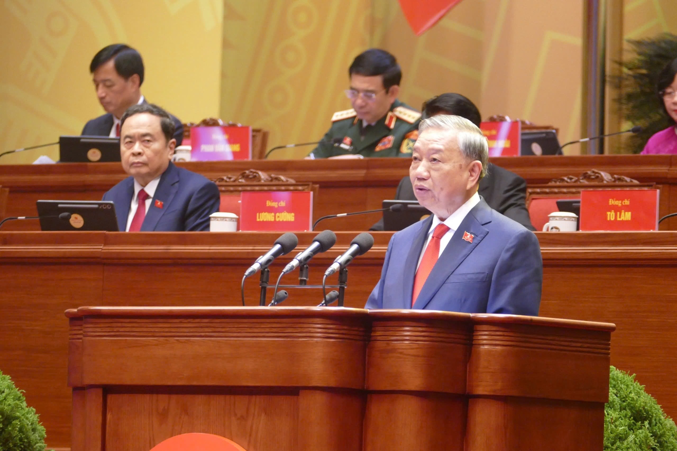 Tổng Bí thư Tô Lâm trình bày Báo cáo của Ban Chấp hành Trung ương Đảng khóa XIII về các văn kiện trình Đại hội XIV của Đảng. Ảnh: Hoàng Ngọc