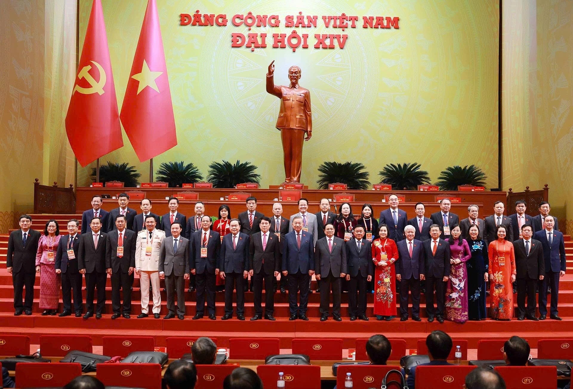 Lãnh đạo Đảng, Nhà nước chụp ảnh lưu niệm với Đoàn đại biểu Đảng bộ Quốc hội dự Đại hội XIV của Đảng tại phiên trù bị sáng 19/1. Ảnh: TTXVN