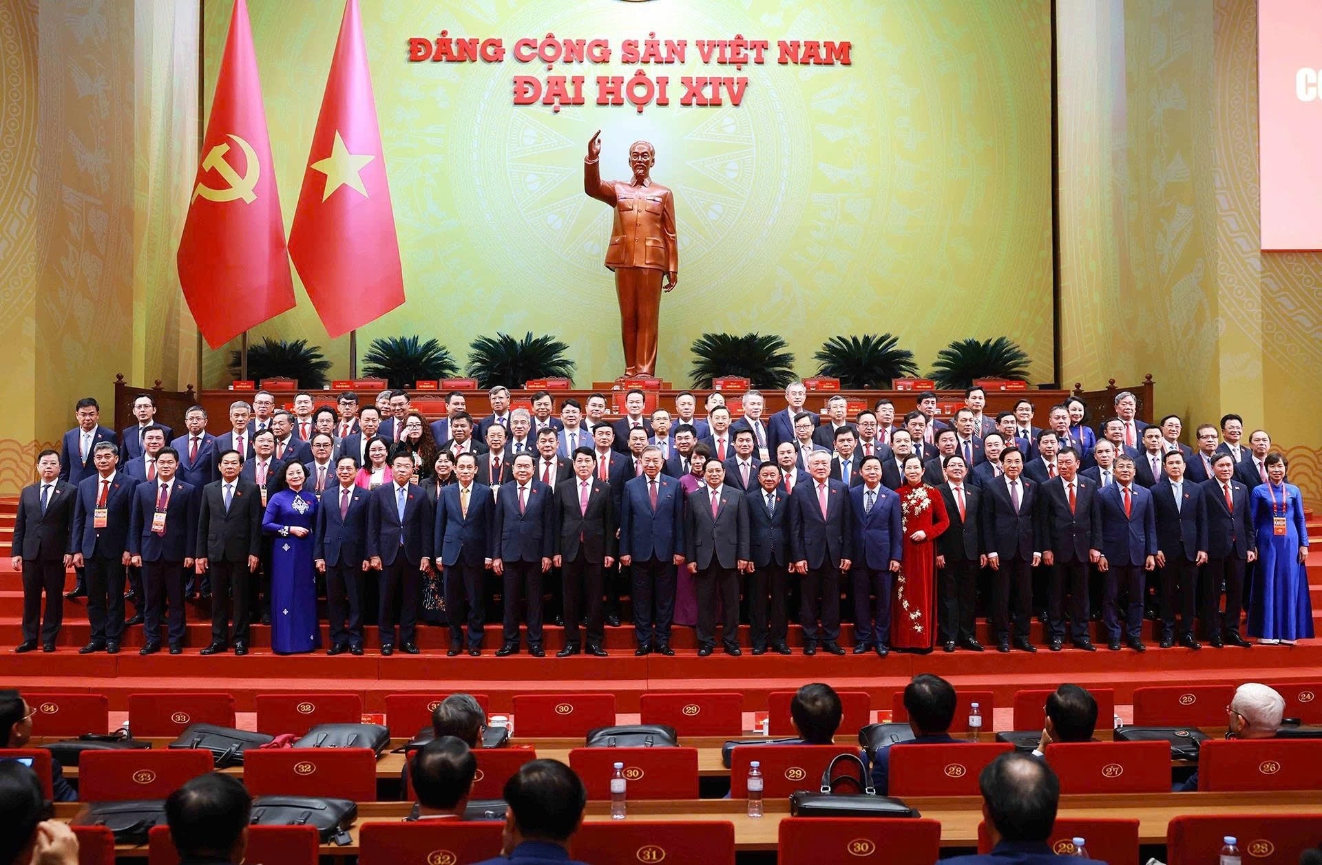 Lãnh đạo Đảng, Nhà nước chụp ảnh lưu niệm với Đoàn đại biểu Đảng bộ Chính phủ dự Đại hội XIV của Đảng tại phiên trù bị sáng 19/1. Ảnh: TTXVN