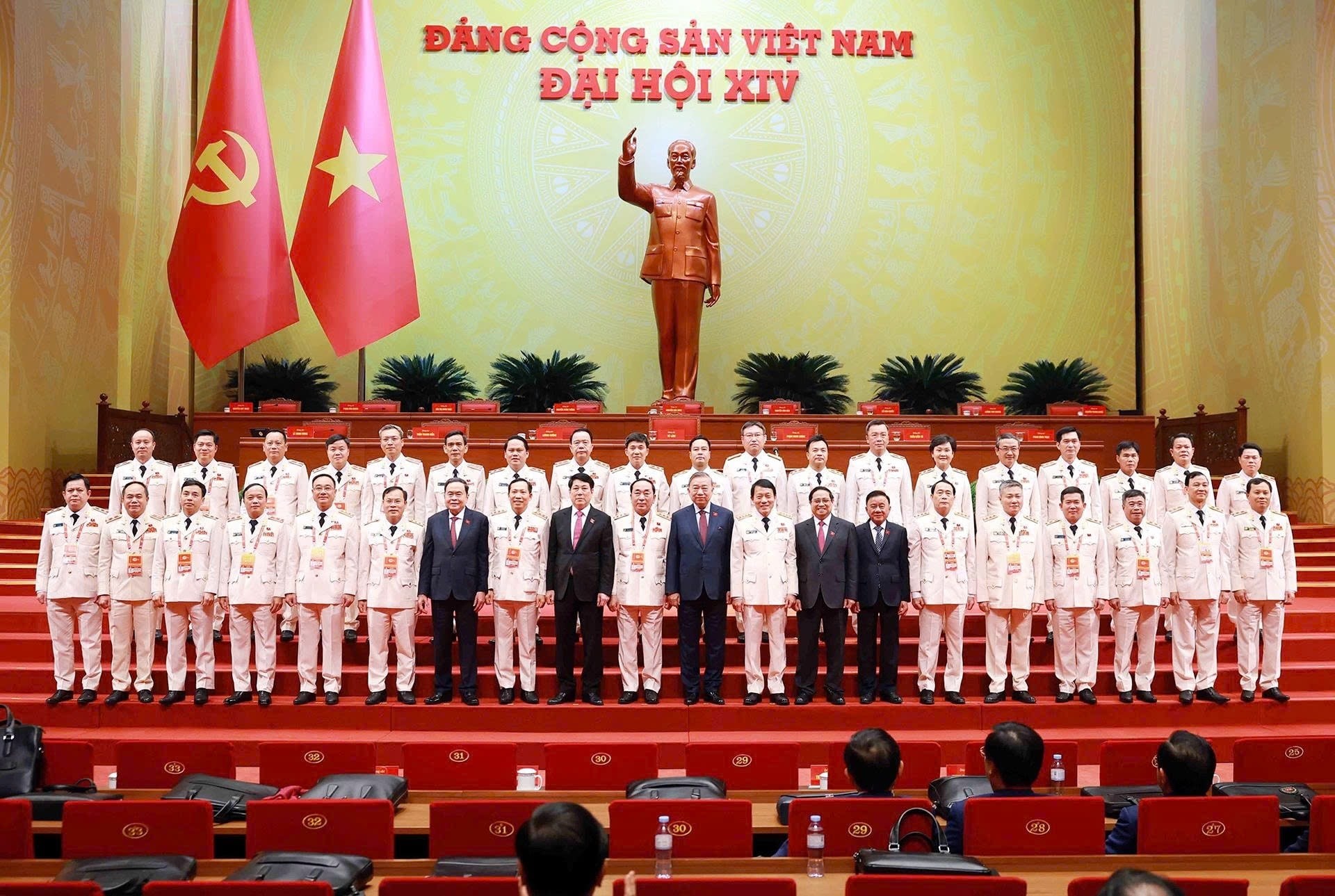 Lãnh đạo Đảng, Nhà nước chụp ảnh lưu niệm với Đoàn đại biểu Đảng bộ Công an Trung ương dự Đại hội XIV của Đảng tại phiên trù bị sáng 19/1. Ảnh: TTXVN