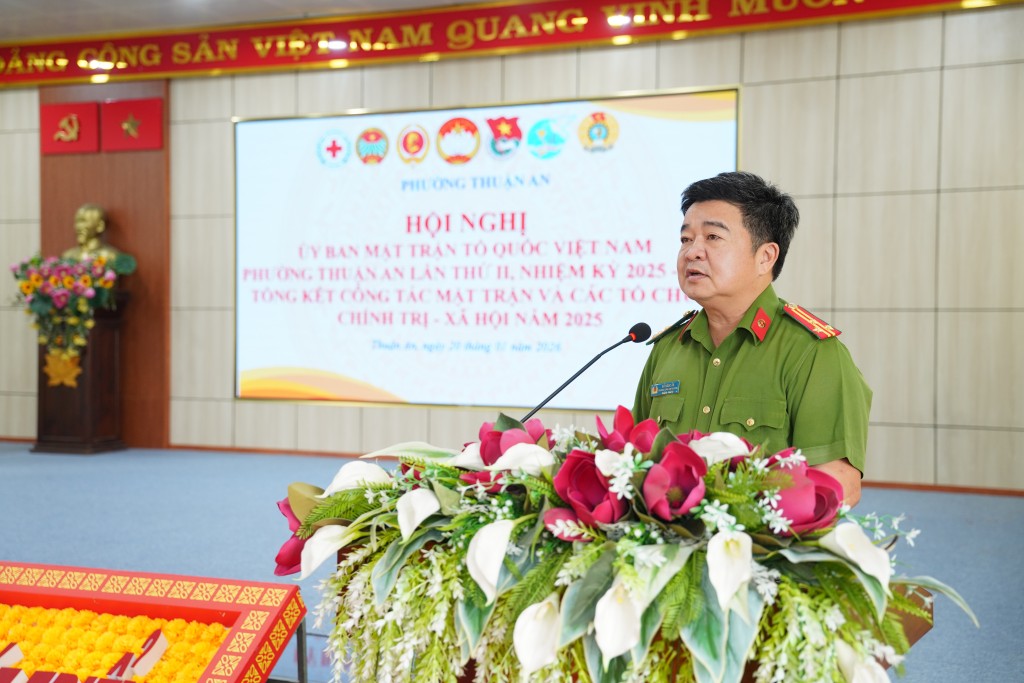 Thượng tá Đỗ Ngọc Ẩn, Trưởng Công an phường Thuận An  trình bày tham luận tại hội nghị