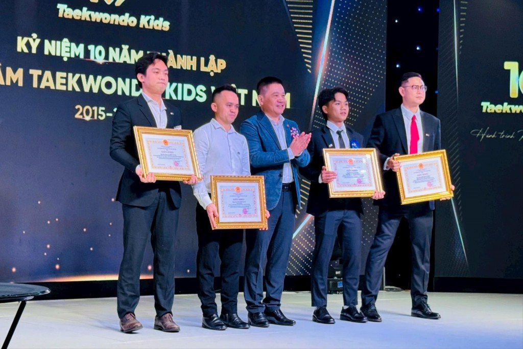 Chánh văn phòng Cục Thể dục Thể thao - Bộ Văn hóa, Thể thao và Du lịch Vũ Xuân Thành đã trao tặng giấy khen vinh dự cho tập thể và các cá nhân xuất sắc của Trung tâm. Ảnh: Mai Hoa