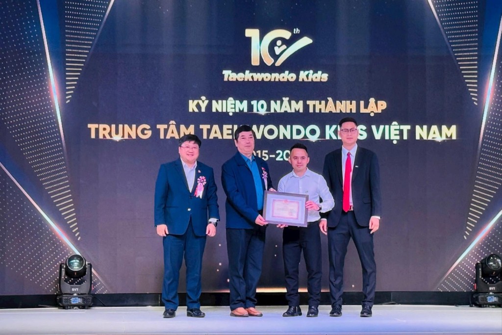 Chủ tịch Liên đoàn Taekwondo Hà Nội Nguyễn Mạnh Hùng trao khen thưởng tới đội ngũ huấn luyện viên, cán bộ Trung tâm. Ảnh: Mai Hoa