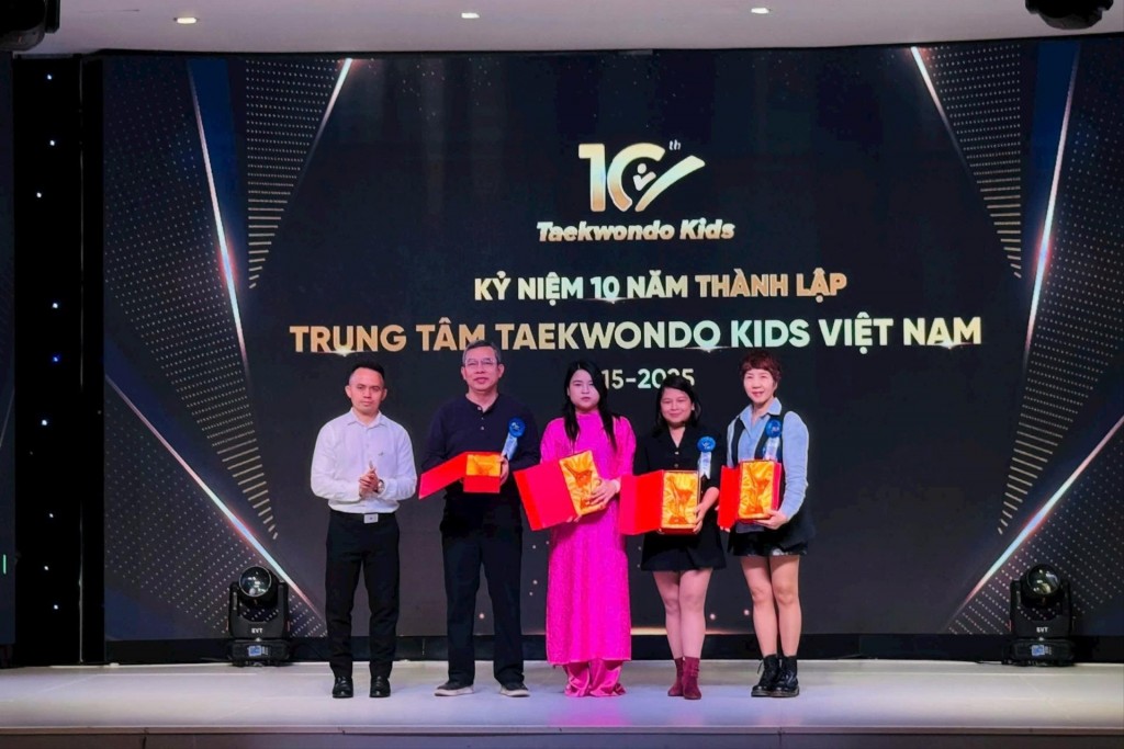 Vinh danh các vận động viên và sự đồng hành của gia đình các em. Ảnh: Mai Hoa