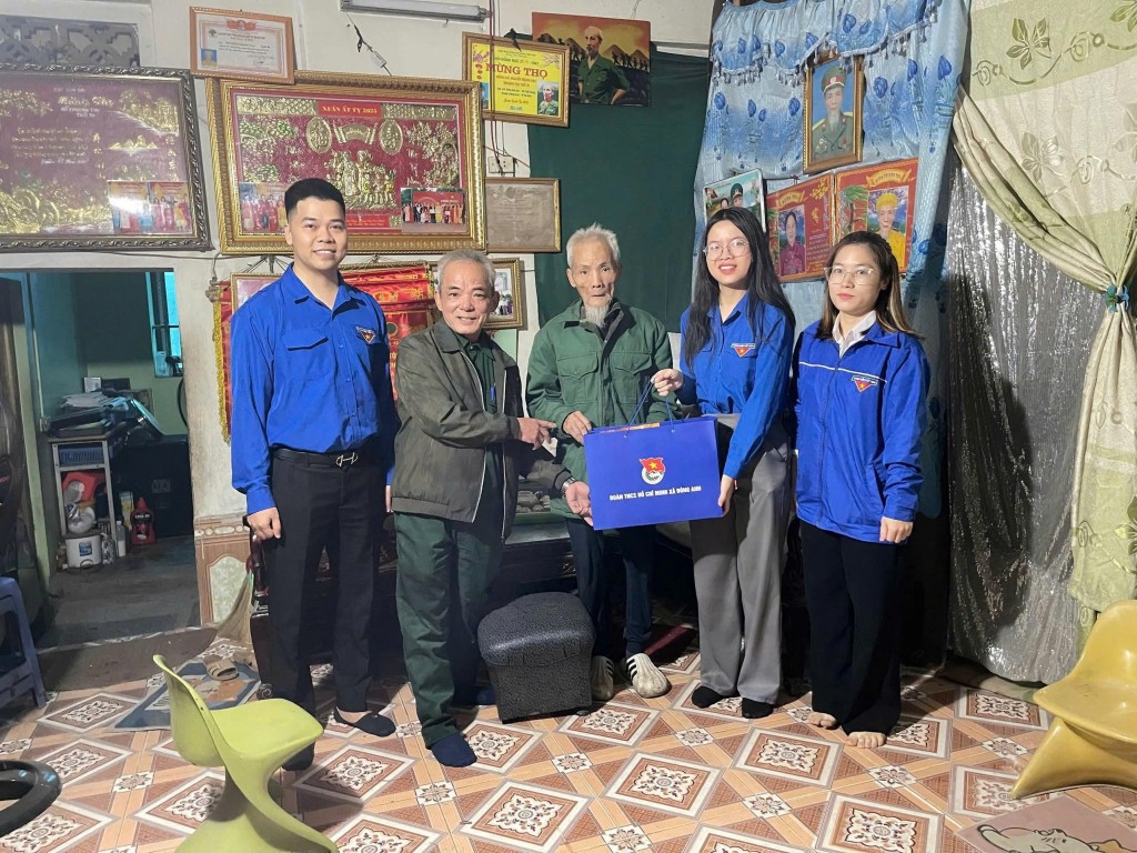 Đoàn viên, thanh niên xã Phúc Thịnh phối hợp cùng các xã Thư Lâm, Đông Anh, Thiên Lộc, Vĩnh Thanh trao quà Tết cho các hoàn cảnh khó khăn, lan tỏa tinh thần trách nhiệm cộng đồng chào mừng Đại hội XIV của Đảng.