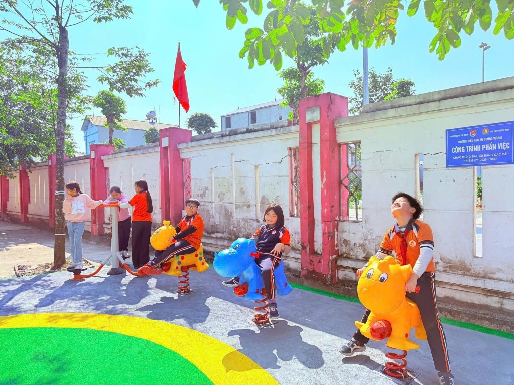 Công trình sân chơi thiếu nhi do tuổi trẻ Đông Anh thực hiện, tạo điểm sinh hoạt an toàn, lành mạnh cho trẻ em địa phương.