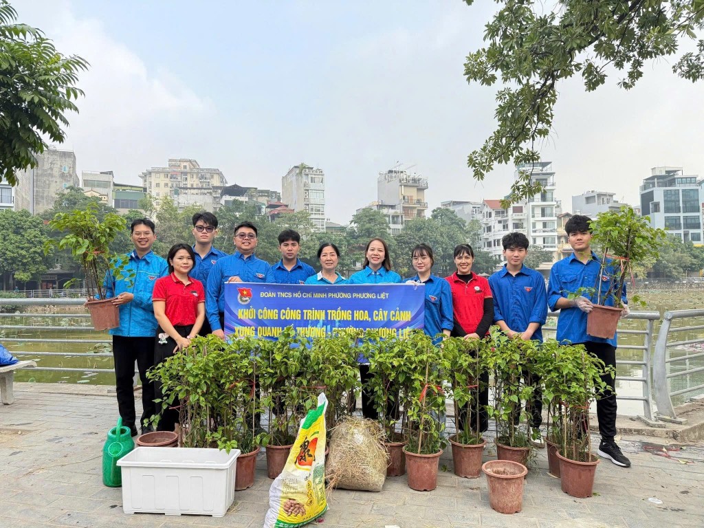  Đoàn viên, thanh niên phường Phương Liệt ra quân “Chủ nhật xanh”, cải tạo cảnh quan, dọn vệ sinh môi trường khu vực hồ Thượng.