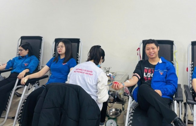 Những “giọt hồng” yêu thương chào mừng Đại hội XIV