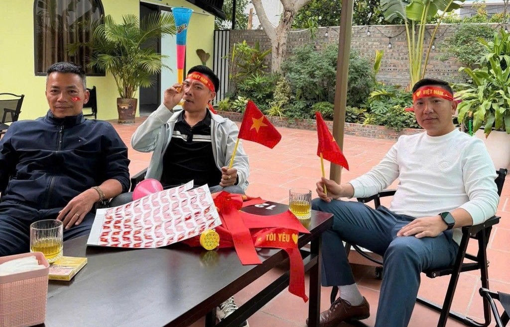 Giới trẻ “vắt chân lên cổ” chạy deadline để kịp xem U23 Việt Nam