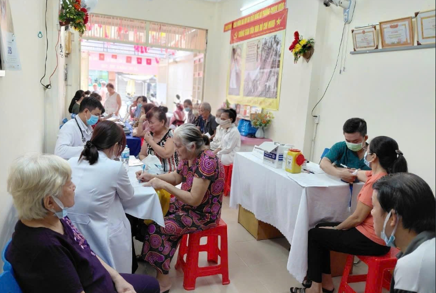 Các Trạm Y tế được tổ chức lại để cung cấp trọn gói dịch vụ từ phòng bệnh, quản lý bệnh không lây nhiễm, chăm sóc người cao tuổi, sức khỏe học đường đến giám sát dịch bệnh và quản lý sức khỏe cộng đồng theo hộ gia đình (ảnh: SYT TP Hồ Chí Minh)