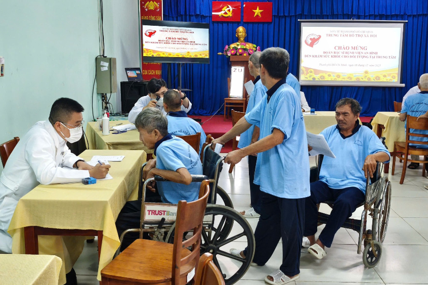 Khám, chữa bệnh BHYT tại chỗ cho người bệnh mạn tính, người cao tuổi, người khuyết tật đang được chăm sóc tại các trung tâm bảo trợ xã hội (ảnh: SYT TP Hồ Chí Minh)