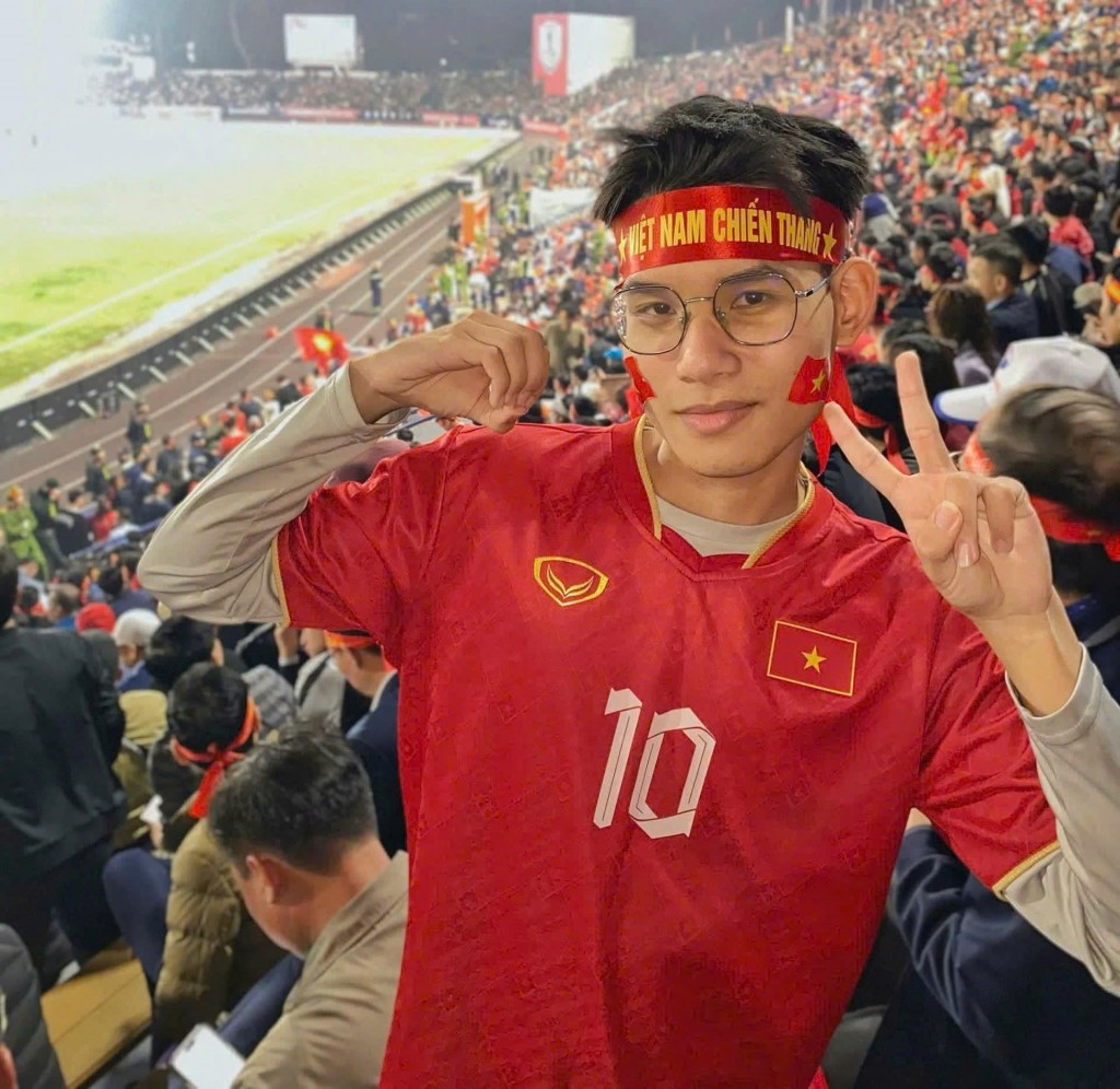 Minh Quân (22 tuổi) tranh thủ hoàn thành công việc sớm để kịp theo dõi trận bán kết U23 Việt Nam – U23 Trung Quốc lúc 22h30.