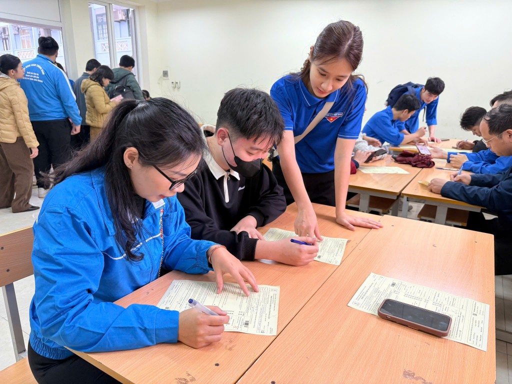 Đoàn viên, sinh viên trẻ tích cực đăng ký, hoàn thiện thủ tục trước khi tham gia hiến máu tình nguyện.