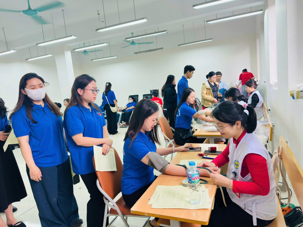 Công tác tiếp nhận, khám sàng lọc và kiểm tra sức khỏe được tổ chức khoa học, bảo đảm an toàn cho người tham gia hiến máu.