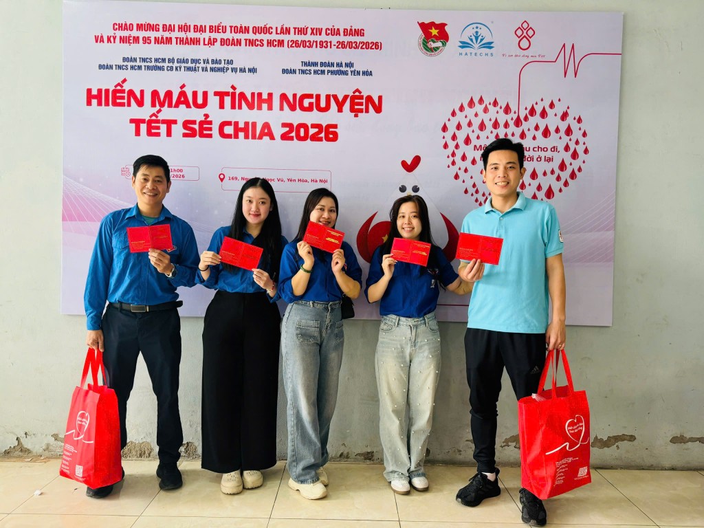 Niềm vui của các đoàn viên sau khi hoàn thành nghĩa cử hiến máu, trên tay là giấy chứng nhận hiến máu tình nguyện đầy ý nghĩa.
