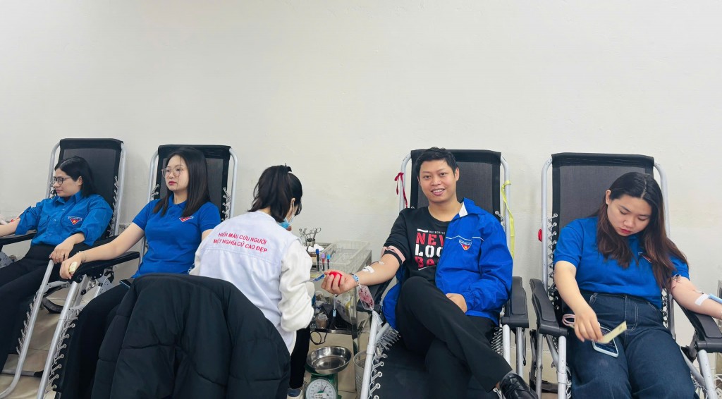 Đoàn viên, thanh niên phường Yên Hòa tham gia Ngày hội hiến máu tình nguyện “Tết sẻ chia 2026”, lan tỏa tinh thần nhân ái chào mừng Đại hội XIV của Đảng.