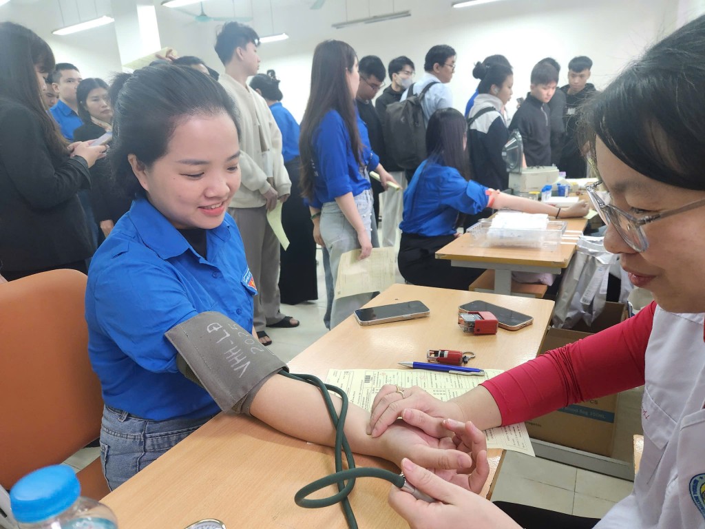 Những “giọt hồng” yêu thương chào mừng Đại hội XIV