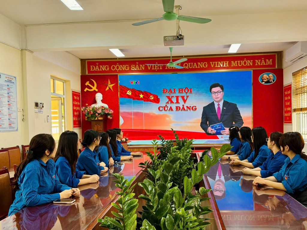 Đoàn viên phường Yên Hòa cùng theo dõi chương trình truyền hình trực tiếp về Đại hội đại biểu toàn quốc lần thứ XIV của Đảng trong không khí trang nghiêm, tin tưởng.