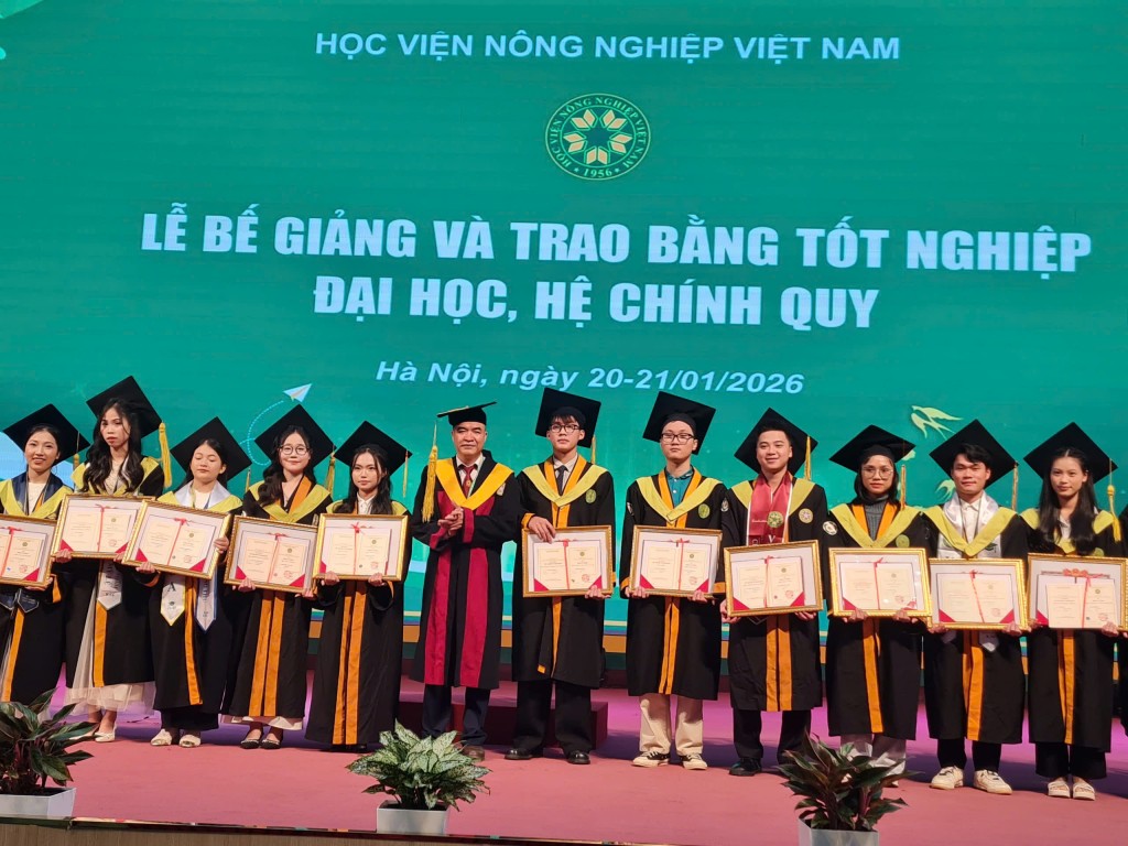 Học viện Nông nghiệp Việt Nam trao bằng cho 109 tân cử nhân