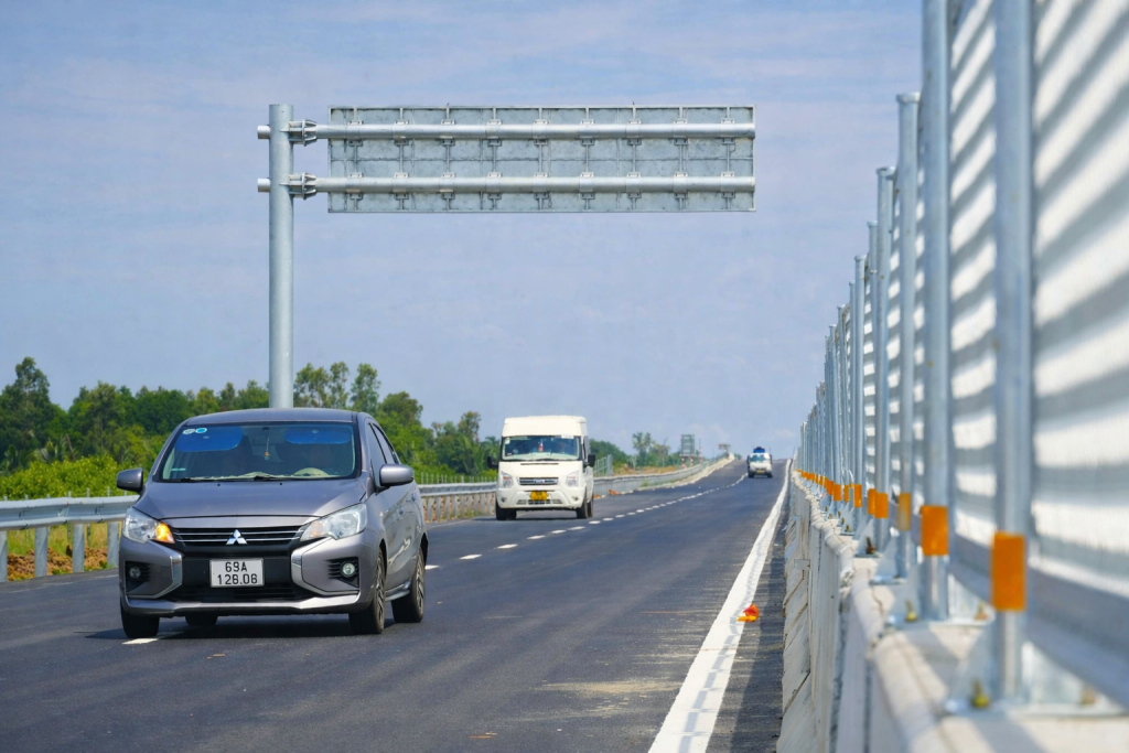 Ô tô lưu thông trên tuyến chính cao tốc Cần Thơ - Hậu Giang trong ngày đầu khai thác; lưu lượng phương tiện chưa đông, mặt đường thông thoáng, bảo đảm an toàn giao thông.