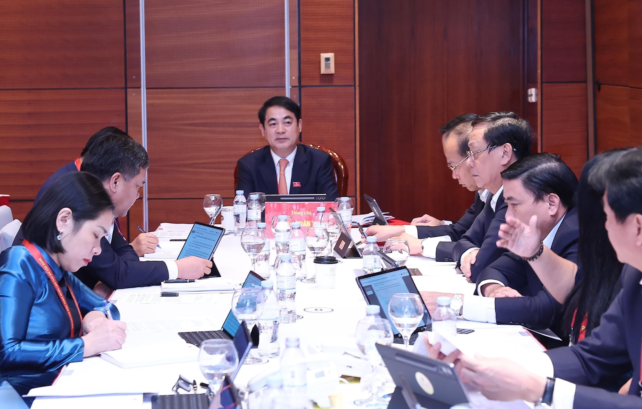 Đoàn đại biểu Đảng bộ tỉnh Khánh Hoà thảo luận các văn kiện Đại hội tại Đoàn.