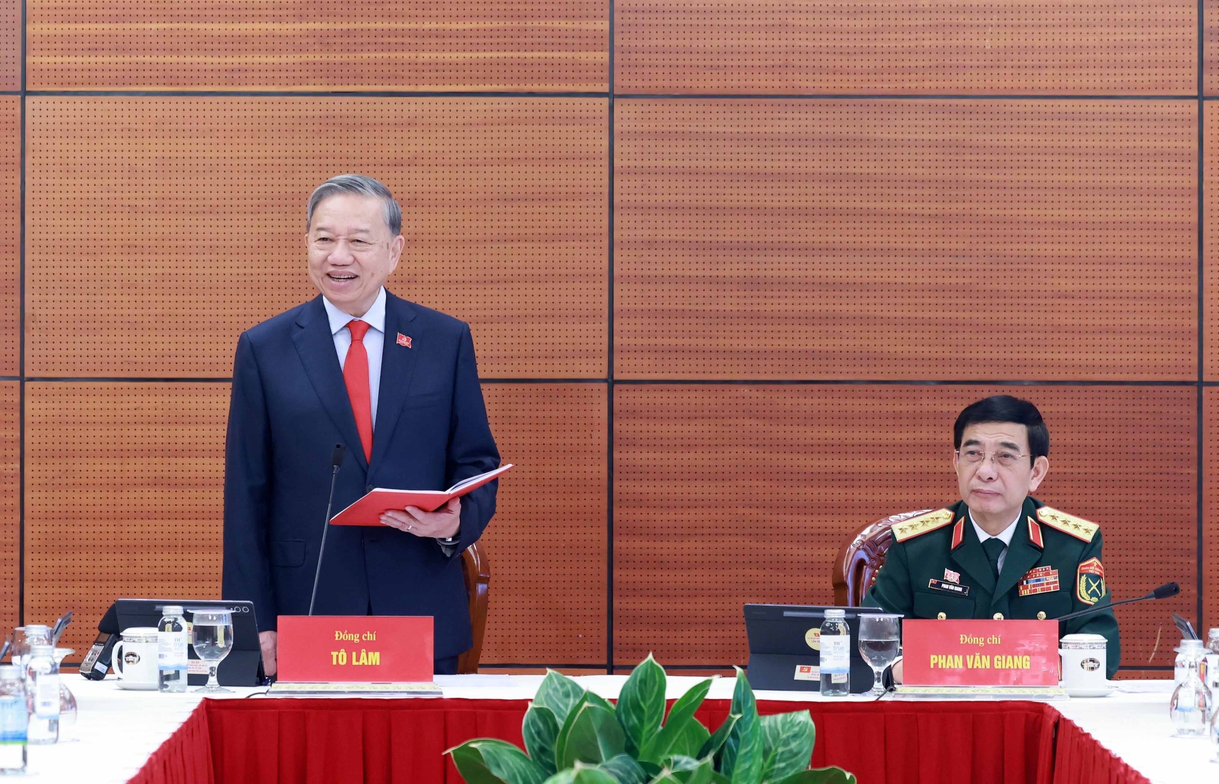 Đại biểu thảo luận tại đoàn về Văn kiện trình Đại hội XIV