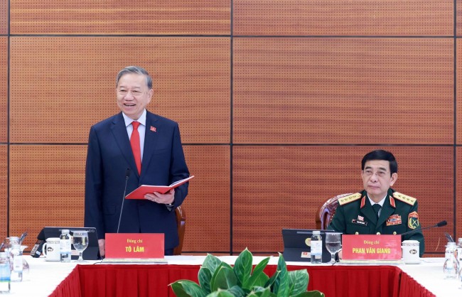 Đại biểu thảo luận tại đoàn về Văn kiện trình Đại hội XIV