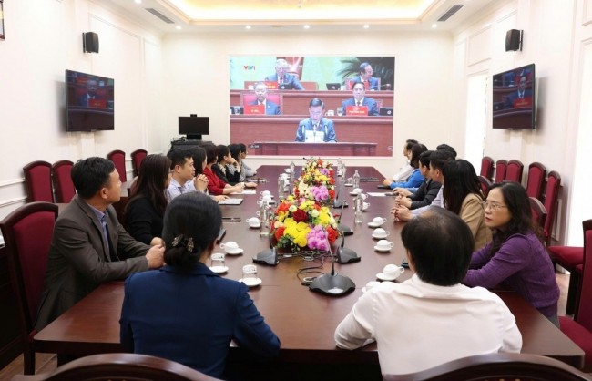 Người dân Thủ đô dõi theo Đại hội XIV của Đảng trong niềm hân hoan, kỳ vọng lớn