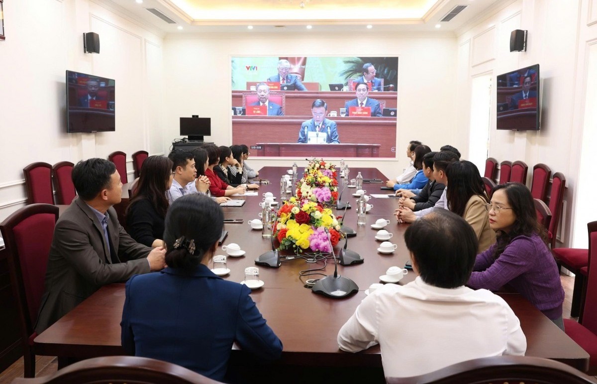 Người dân Thủ đô dõi theo Đại hội XIV của Đảng trong niềm hân hoan, kỳ vọng lớn