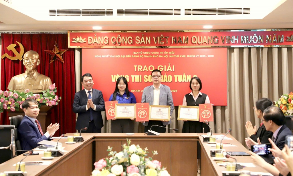 Phó Trưởng ban Tuyên giáo và Dân vận Thành uỷ Đào Xuân Dũng - Phó ban Tổ chức cuộc thi trao Chứng nhận cho các thí sinh đạt giải tuần 2. Trong đó ông Phạm Đức Thạo - viên chức Trung tâm Văn hóa - Thông tin và Thể thao phường Cửa Nam đã đạt giải Nhì tuần thứ 2.