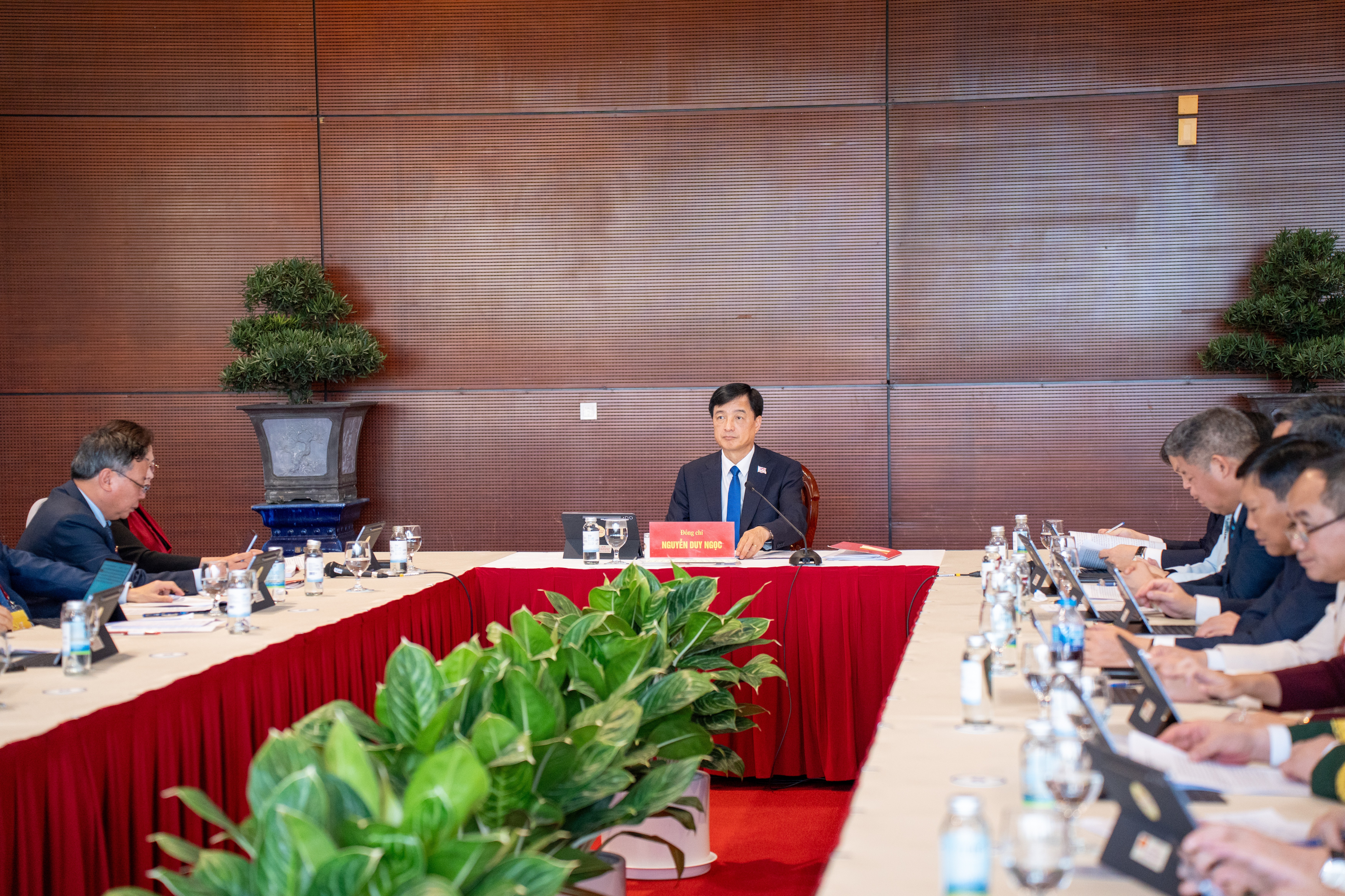 Đoàn đại biểu Đảng bộ thành phố Hà Nội thảo luận các văn kiện Đại hội tại Đoàn.