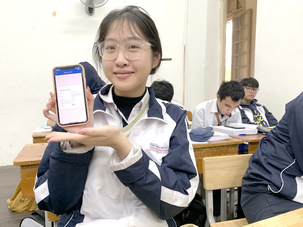 Nguyễn Thục Anh học sinh lớp 12A1 trường THPT Trần Phú thi tuần 3 đạt 8/10 điểm