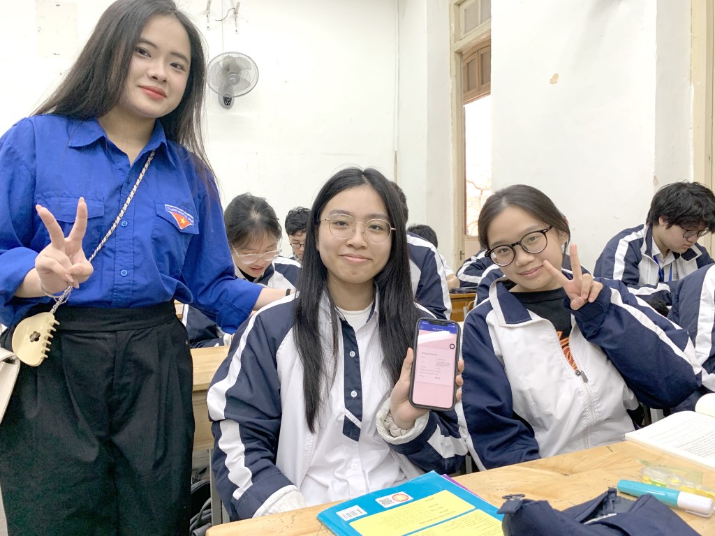 Sau khi được anh chị đoàn viên phường Cửa Nam hướng dẫn, Vũ Phương Linh cùng các bạn học sinh trường THPT Trần Phú sôi nổi, tự hào khoe điểm số đạt được khi dự thi