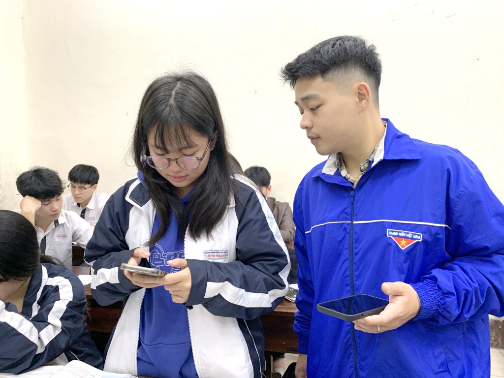 Đoàn viên thanh niên phường Cửa Nam tích cực hỗ trợ, hướng dẫn các học sinh trường THPT Trần Phú vào tham gia cuộc thi