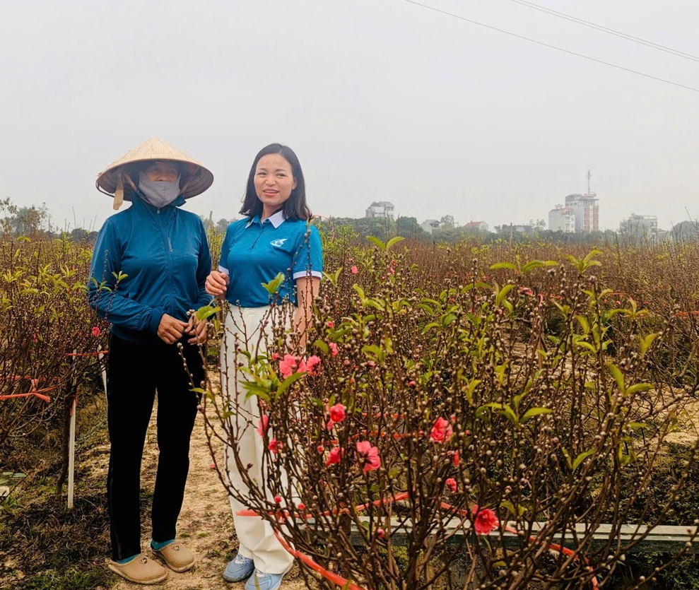 Chị Nguyễn Thị Ngọc và cán bộ Hội LHPN xã Vĩnh Thanh Chị Nguyễn Thị Ngọc và cán bộ Hội LHPN xã Vĩnh Thanh