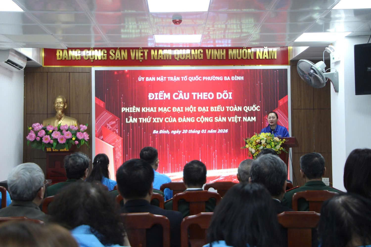 Người dân Thủ đô dõi theo Đại hội XIV của Đảng trong niềm hân hoan, kỳ vọng lớn